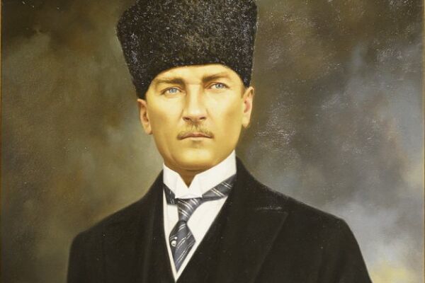 这个土耳其人就是大名鼎鼎的"凯末尔",全名"穆斯塔法·凯末尔·阿塔