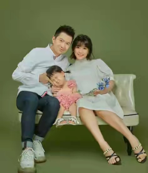 央视少儿主持人红果果官宣二胎 结婚11年儿女双全