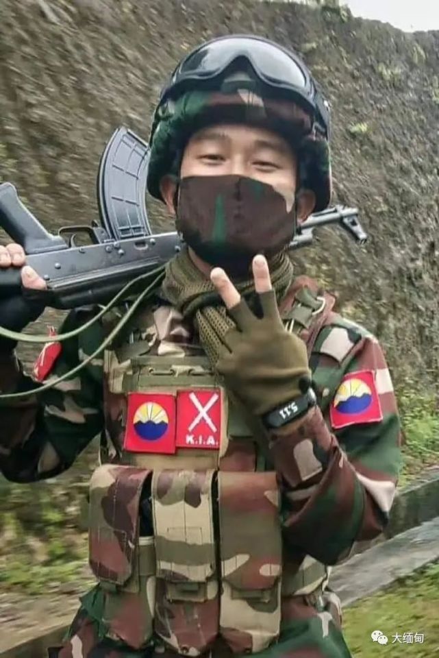 原文配图近段时间,缅甸翡翠产地克钦邦帕敢镇区正在军方的指示下断