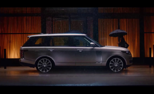 张嘉译开200万路虎,看到王海燕座驾,网友:家庭地位悬殊