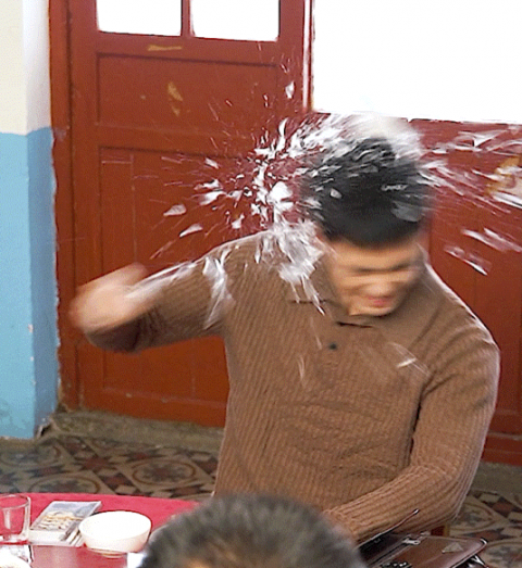 太敬业吴磊用瓶子砸头超强爆发力炸裂瞬间震惊网友