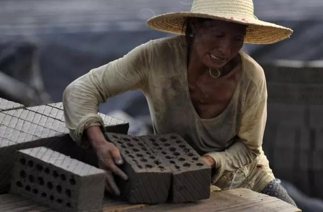 黑龙江特大车祸后又有12人遇难那辆车上挤满了苦命的人