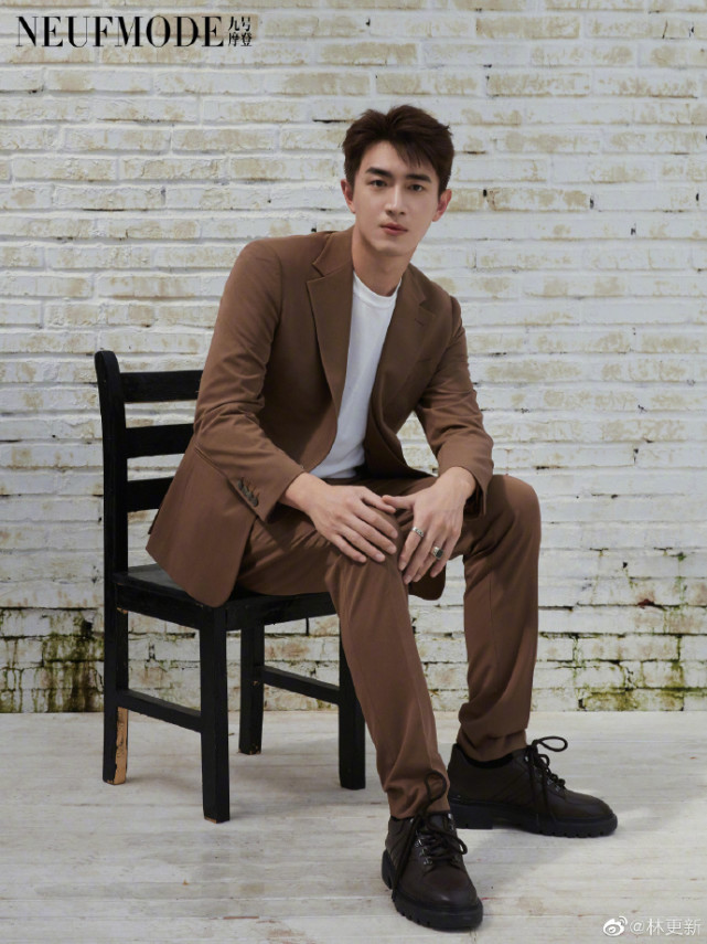 林更新九月摩登大片释出眼神深邃尽显优越表现力