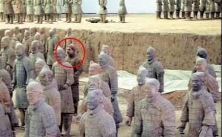 06年兵马俑坑里发现一活人原来是一场恶作剧