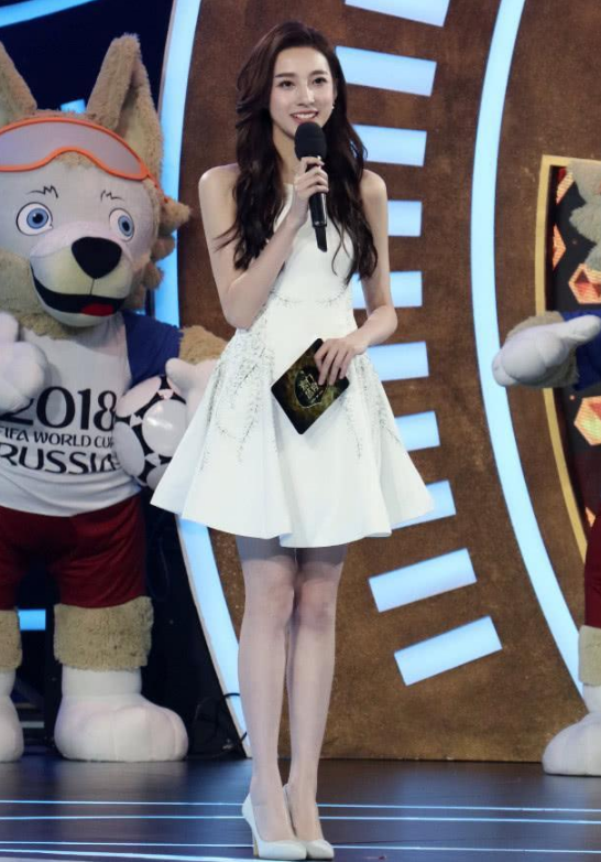 "央视第一美女"马凡舒,10年前走秀泳裤掉落,如今怎样了?