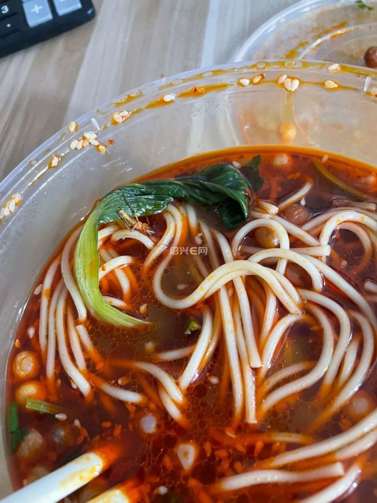 绍兴市民外卖吃出蟑螂,索赔10元却遭商家强硬拒绝_腾讯新闻