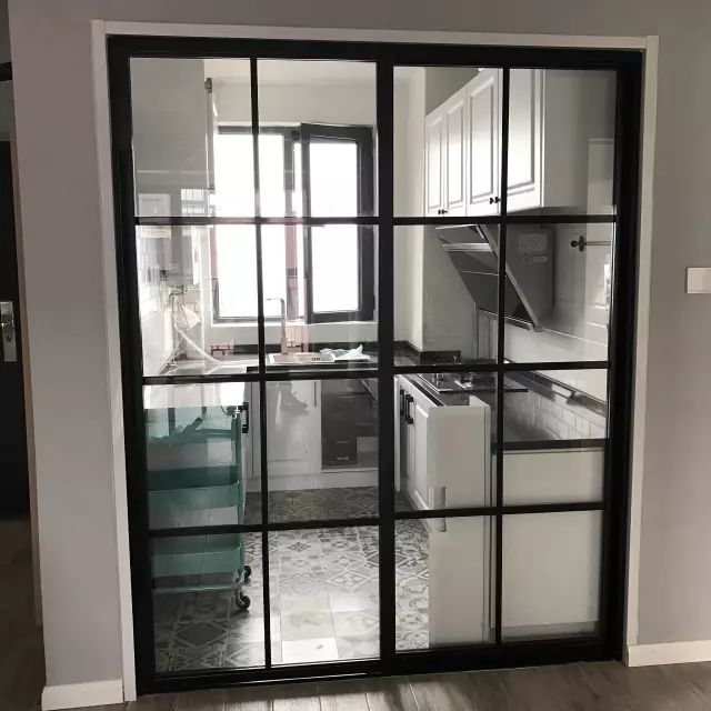 都是黑色的质感,很有科技现代感;单是厨房门黑色的,这样的效果就没