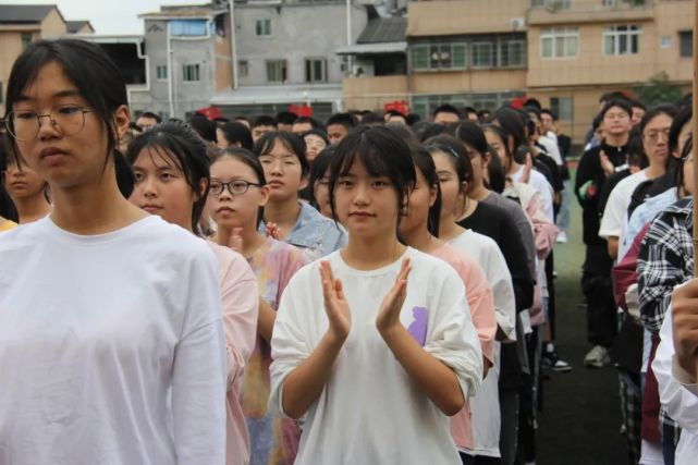 感恩师长 奋斗青春 精彩高二 无悔人生—芦溪中学举行高二开学典礼