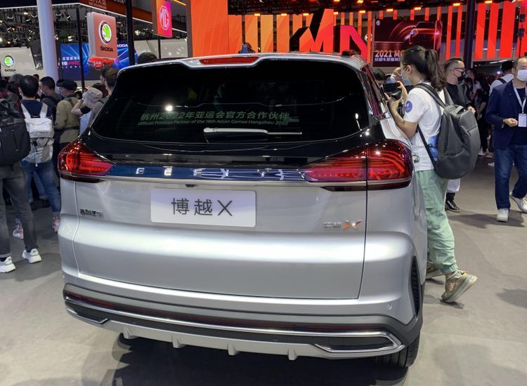 吉利博越x采用全新设计手法承载能量风暴元素亮相成都车展