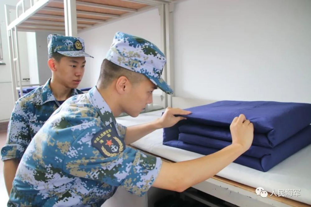 相隔3年亲兄弟会师海军潜艇学院