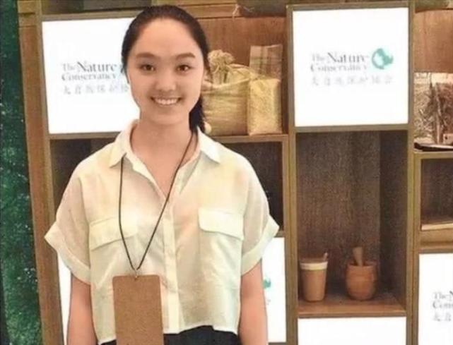 黄秋燕女儿"世界足球冠军"照曝光,美艳动人,而利智女儿却不随妈?