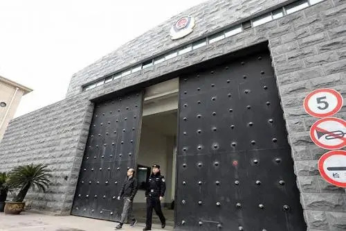 刑满释放人员出狱当天是自行回家还是由户籍当地司法所接回家