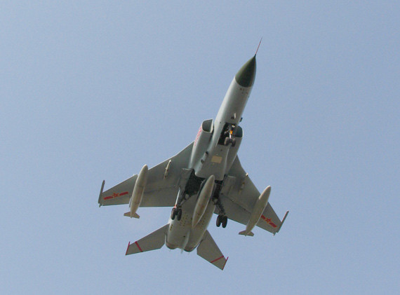 歼轰7a借助于电子战吊舱和空射反舰导弹具备了反航母的能力