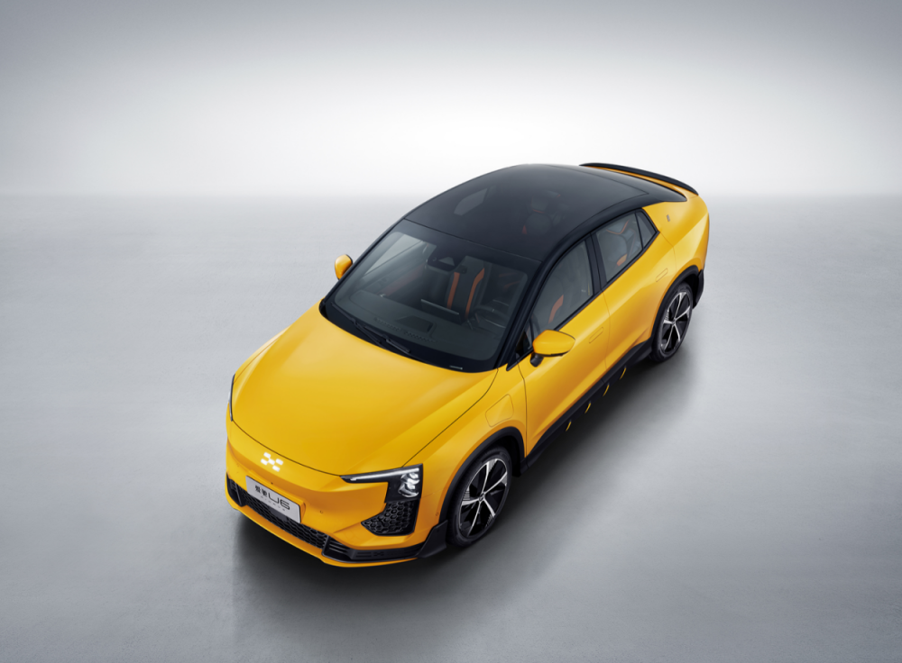 爱驰u6穹顶式全景玻璃天幕具备特殊low-e隔热涂层,可高效隔绝99.