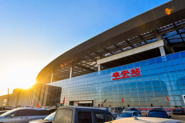 亚洲第1耗资300亿相当于66个足球场雄安高铁站有多壮观