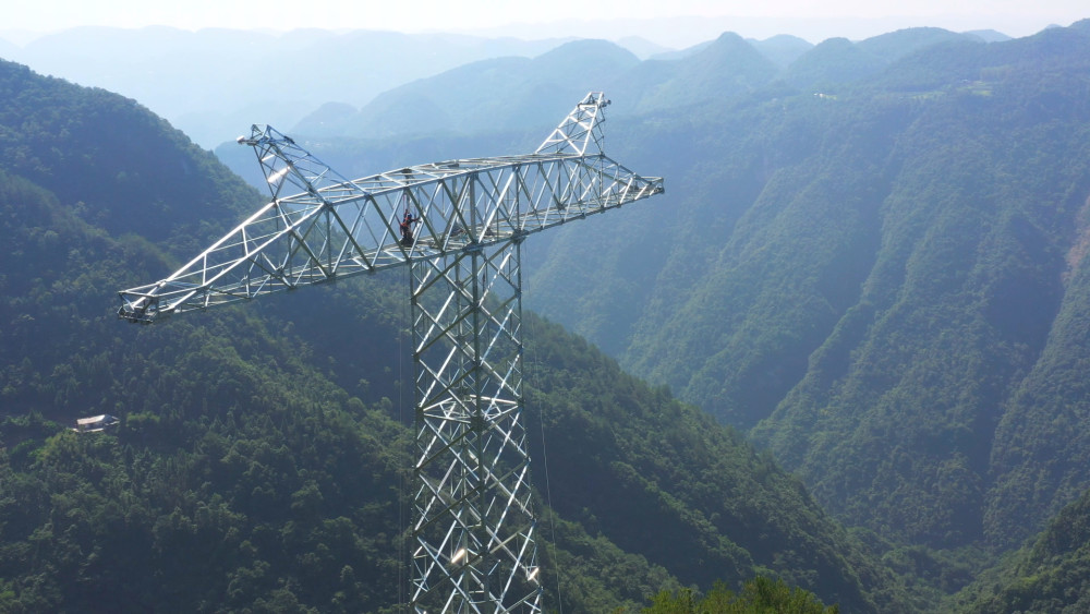 建始白鹤滩江苏特高压线路铁塔组立如火如荼
