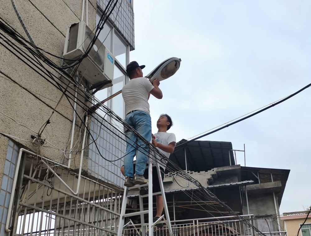 德安县蒲亭镇:我为群众办实事 维修路灯暖民心_腾讯新闻