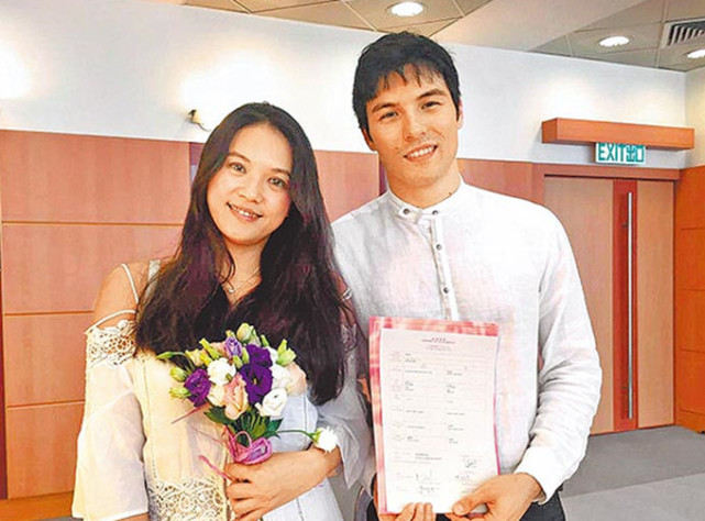 年初,凤小岳透过个人社交账号开心宣布,妻子怀上了二胎,他要再度当爸