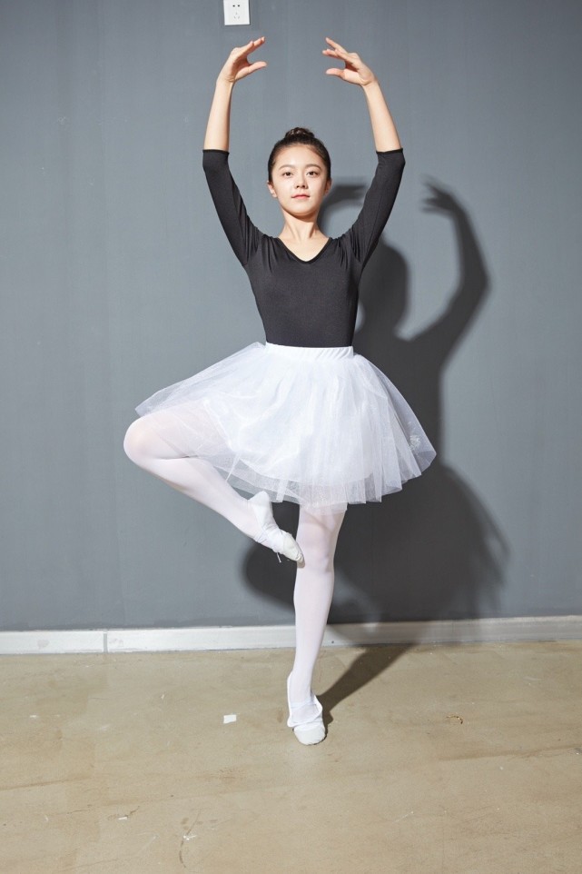 董子健旗下赵今麦,穿少女裙跳芭蕾太惊艳,难怪成新一届国民闺女