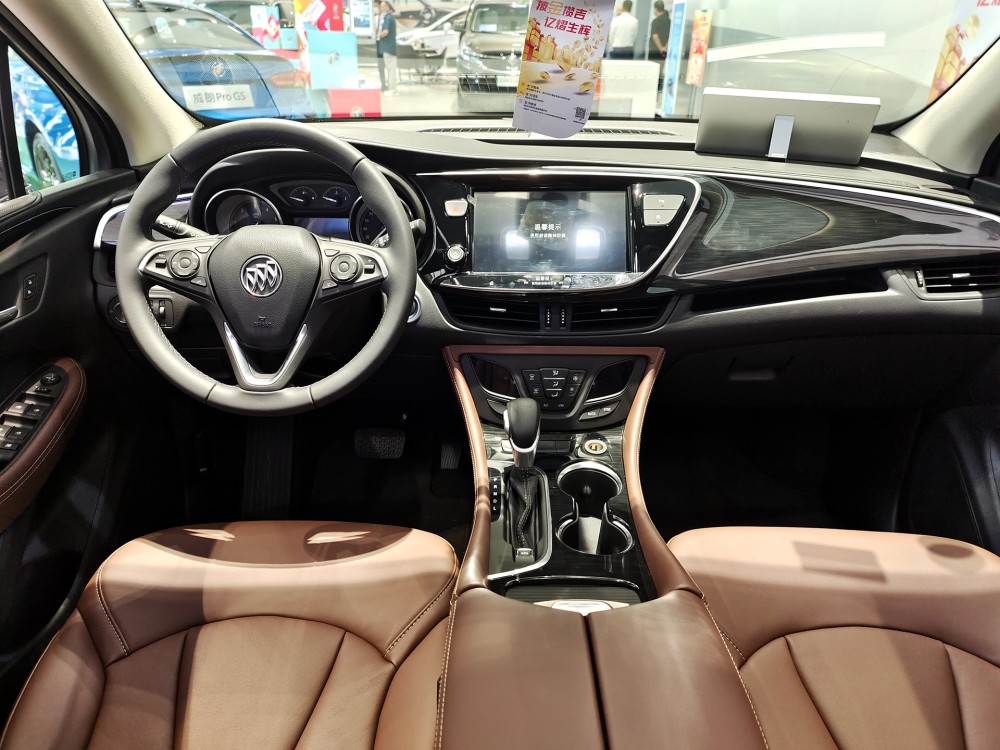 内饰方面,昂科威采用了别克家族化设计风格,配备有机械指针仪表盘,三