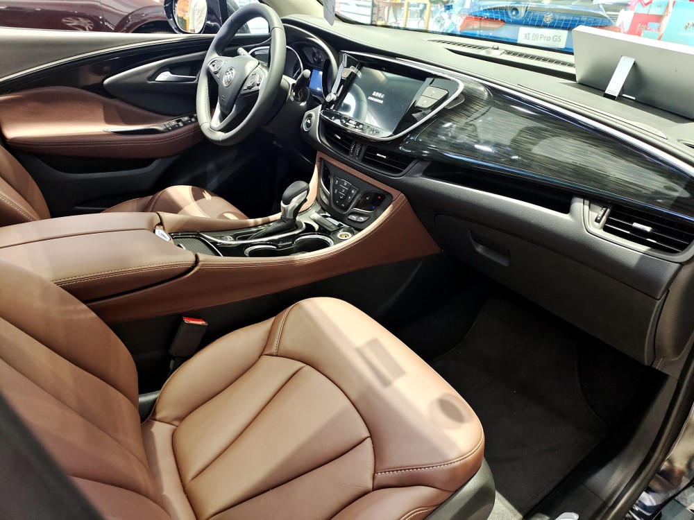 内饰方面,昂科威采用了别克家族化设计风格,配备有机械指针仪表盘,三