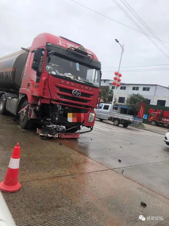 事故!信阳107国道某处发生三车连环相撞,其中一辆车尾变形(附照片)