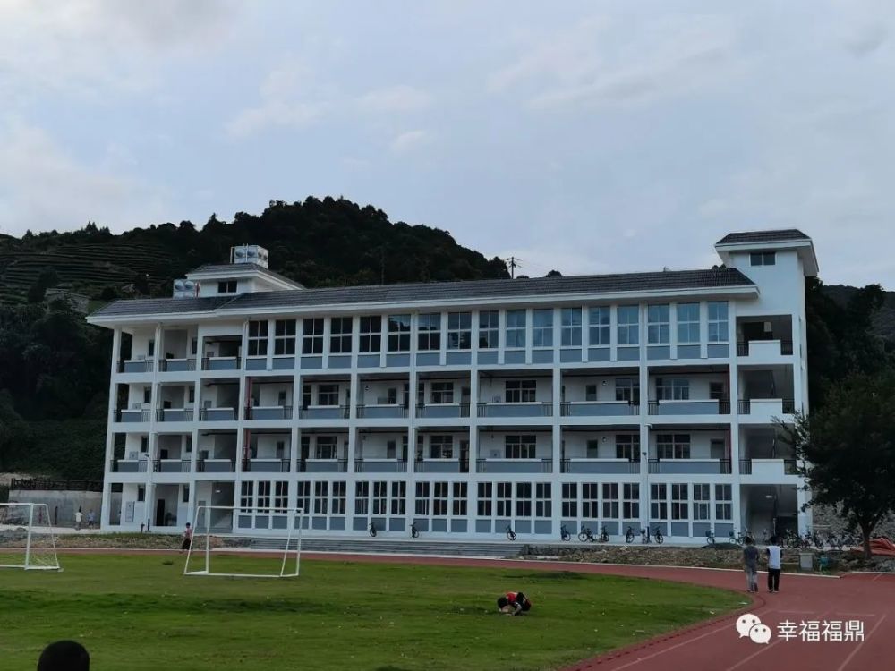 龙安中学综合楼项目管阳中心小学新校区目前已竣工投入使用班级数24个