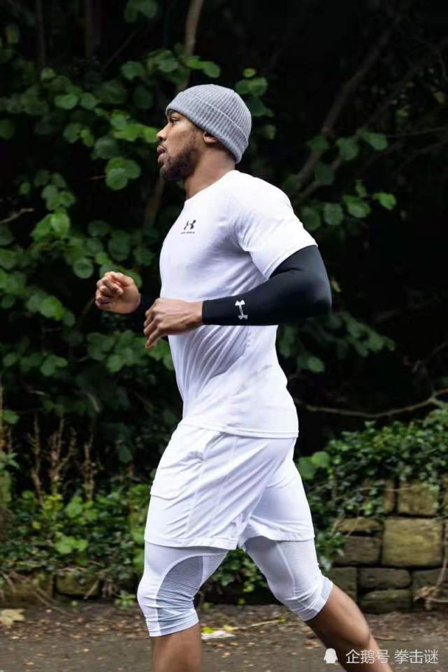 拳王约书亚体格正在变小?发布照片显示:健壮犹如施瓦辛格