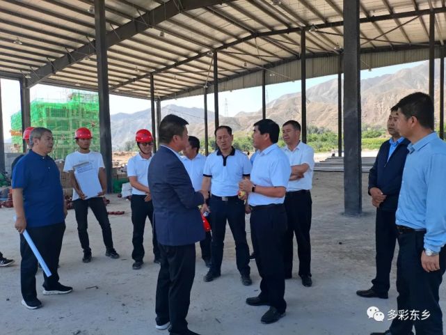 在重点项目施工现场,马良佐详细听取了相关部门负责人