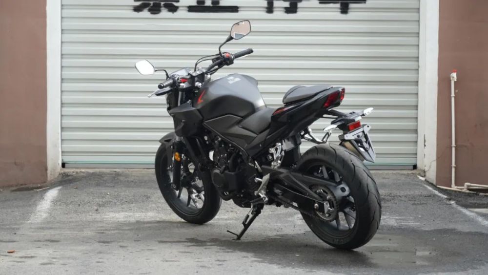 平庸也能卖爆的本田cb400f