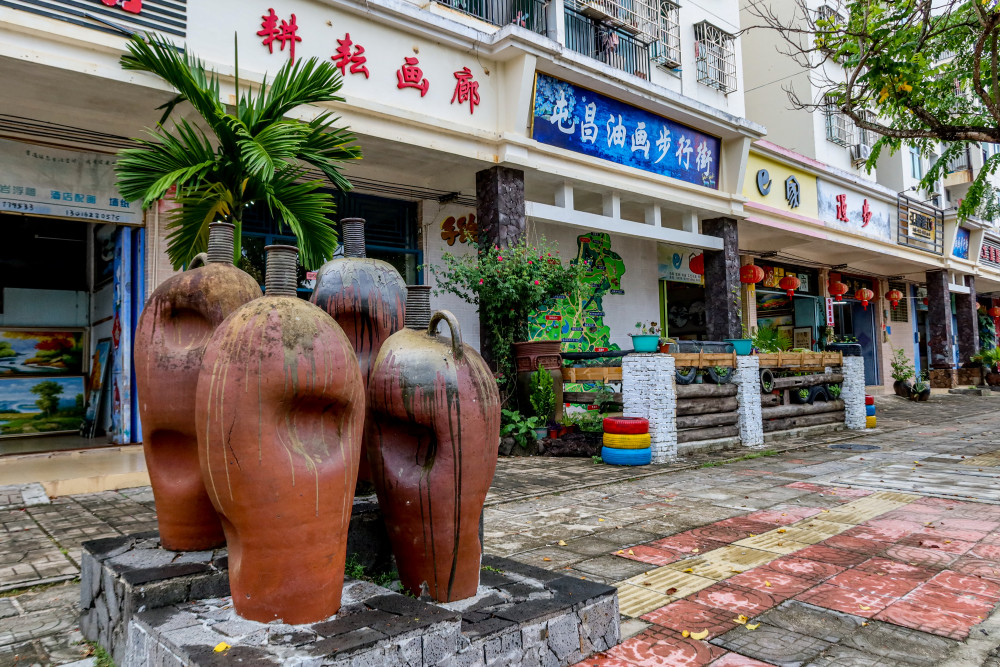 2011年屯昌县政府修建"屯昌油画步行街",在免铺面租金,提供廉租房和