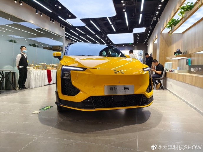 爱驰u6电动车体验:超酷车身和辨识度极强内饰 或成下一个爆款_腾讯