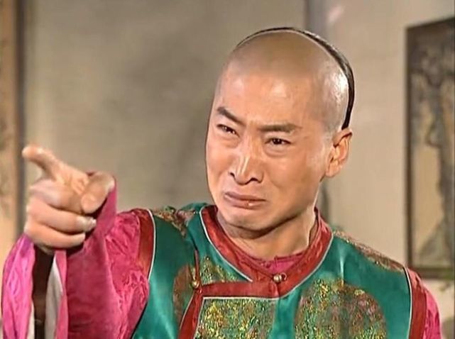 随着还珠里面的一系列演员接连翻车,似乎鼻孔朝天,各走一边的尔康反而