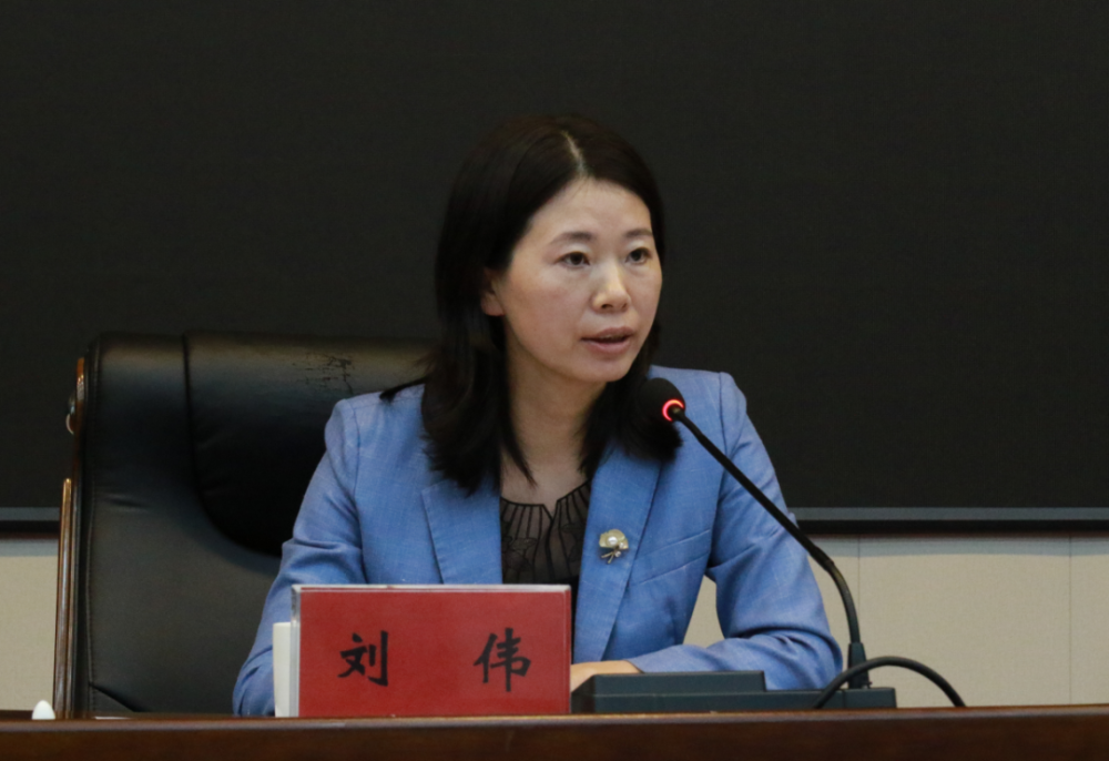 县政府副县长刘伟出席会议并讲话▲县教育局局长徐文秋在会上宣读了