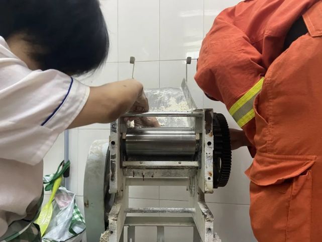 内部,现场指挥员立刻确定救援方案:用荷马特破拆工具对压面机进行破拆