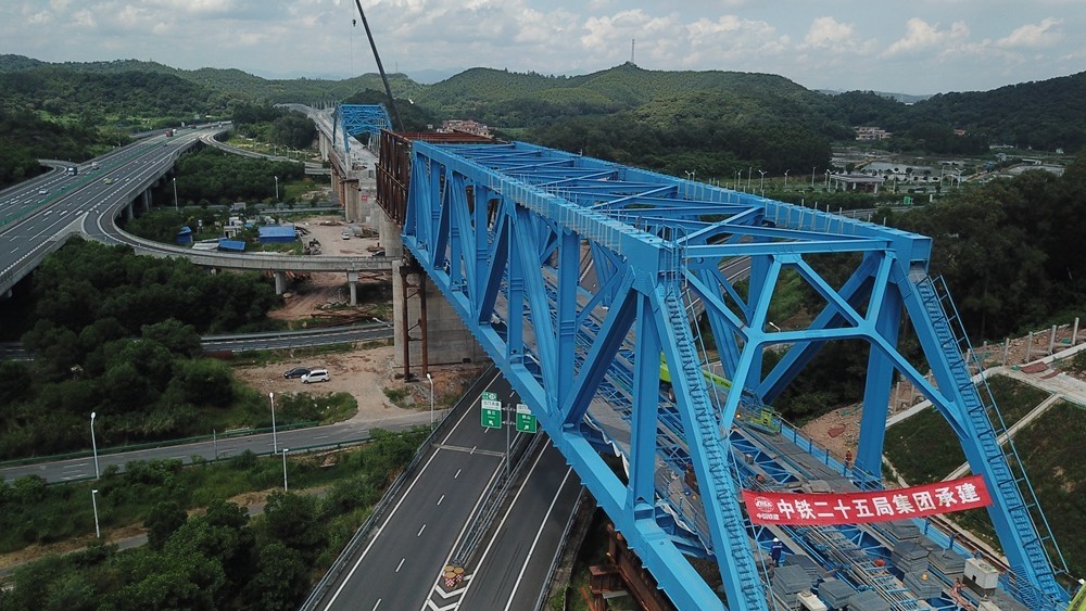 南沙港铁路全线最后一座钢桁梁顶推到位