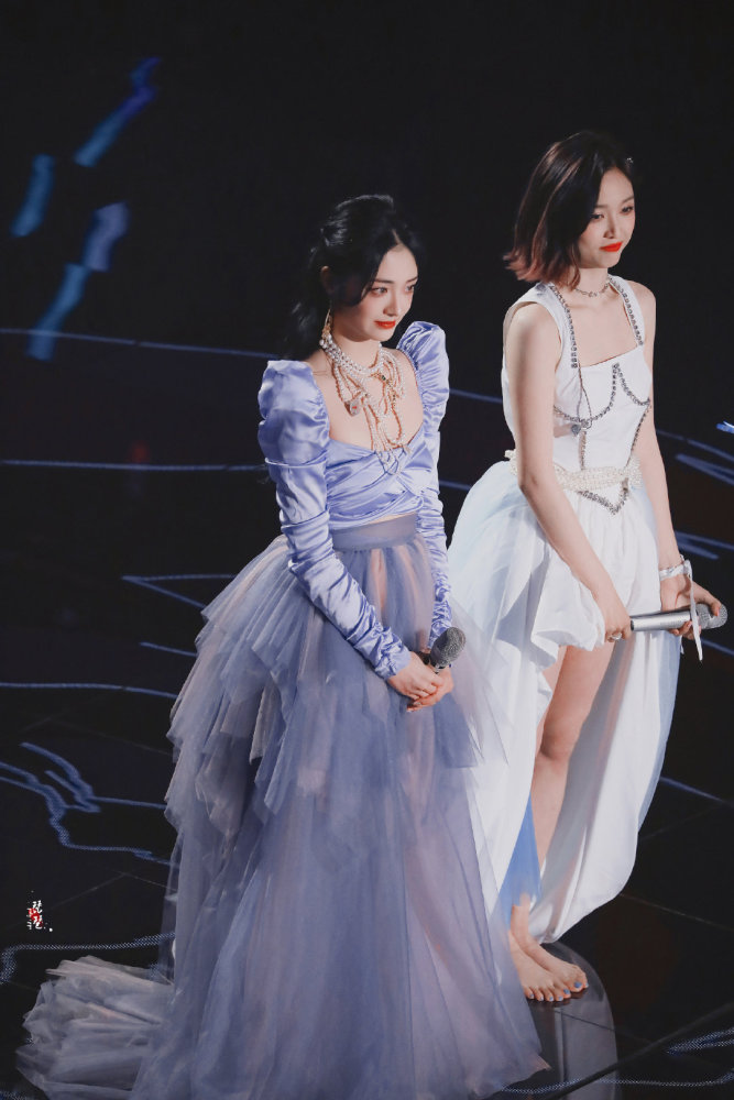 吴宣仪周洁琼炸裂舞台两人合作泼墨舞台