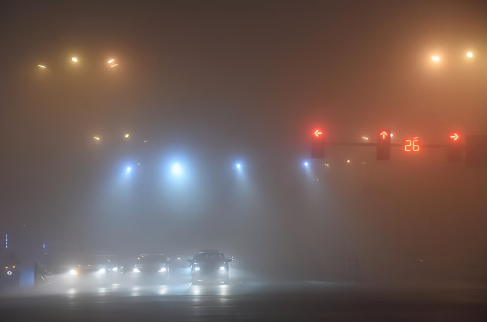 出门旅行的途中大雾天气降临怎样行驶会比较安全一些