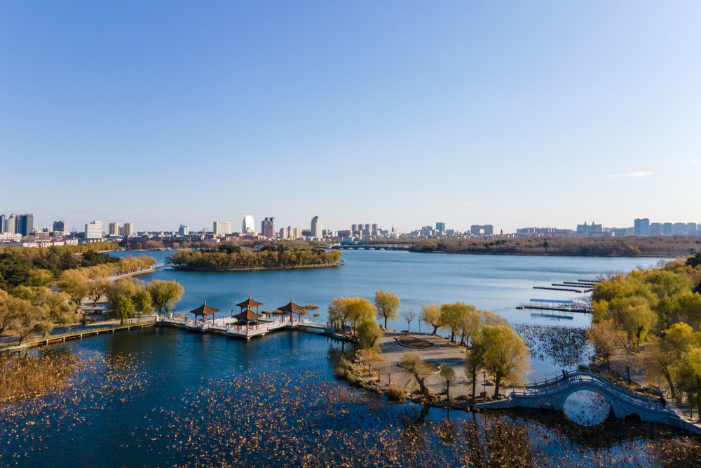 长春南湖公园的历史非常悠久,最开始始于日本人制定的《大新京都市