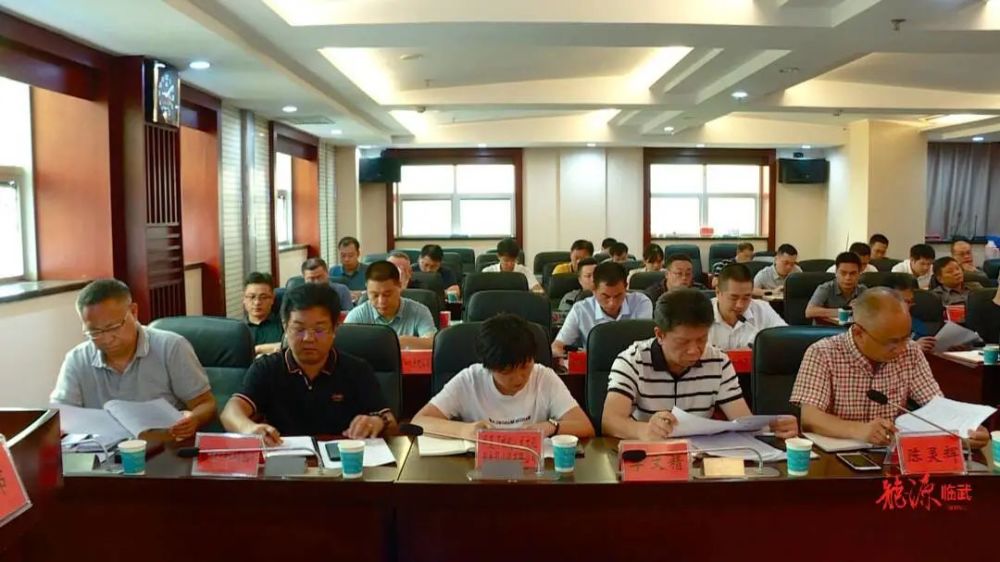 发扬三牛精神打造一区六极我县调度部署重点项目推进工作