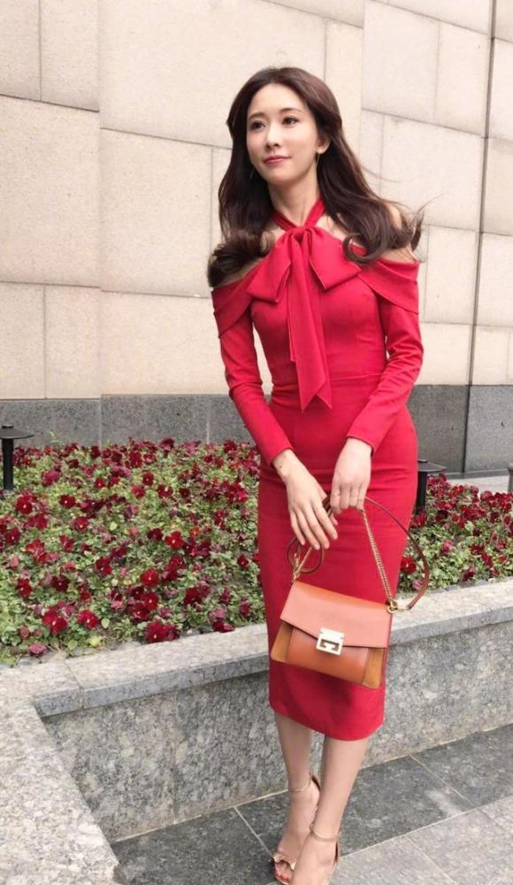 又被日本媳妇林志玲美到了一袭黑色开叉礼服华丽高级成熟精致