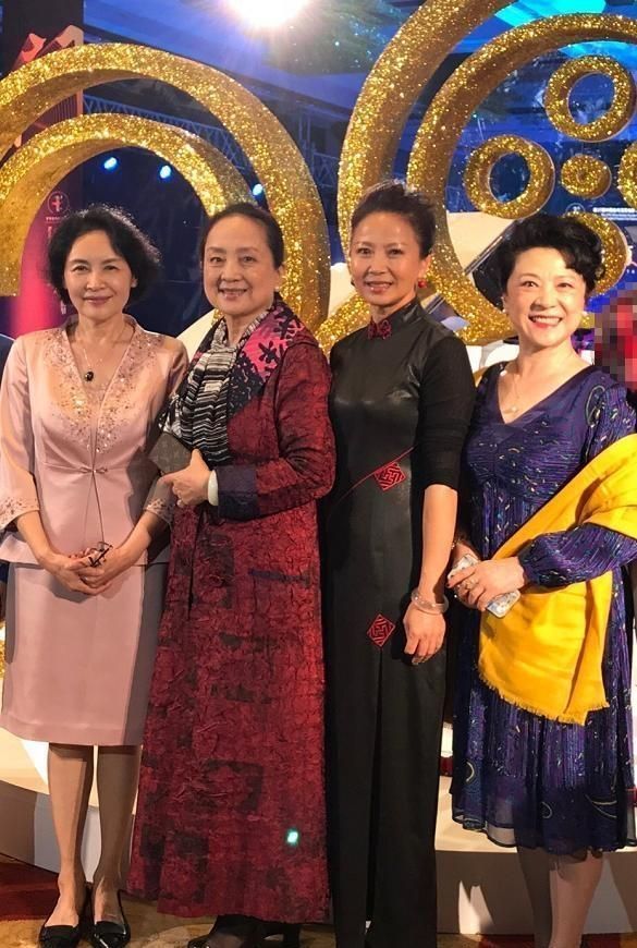 王馥荔74歲還很年輕漂亮,圍七彩紗巾出鏡,表情不僵不硬很自然!