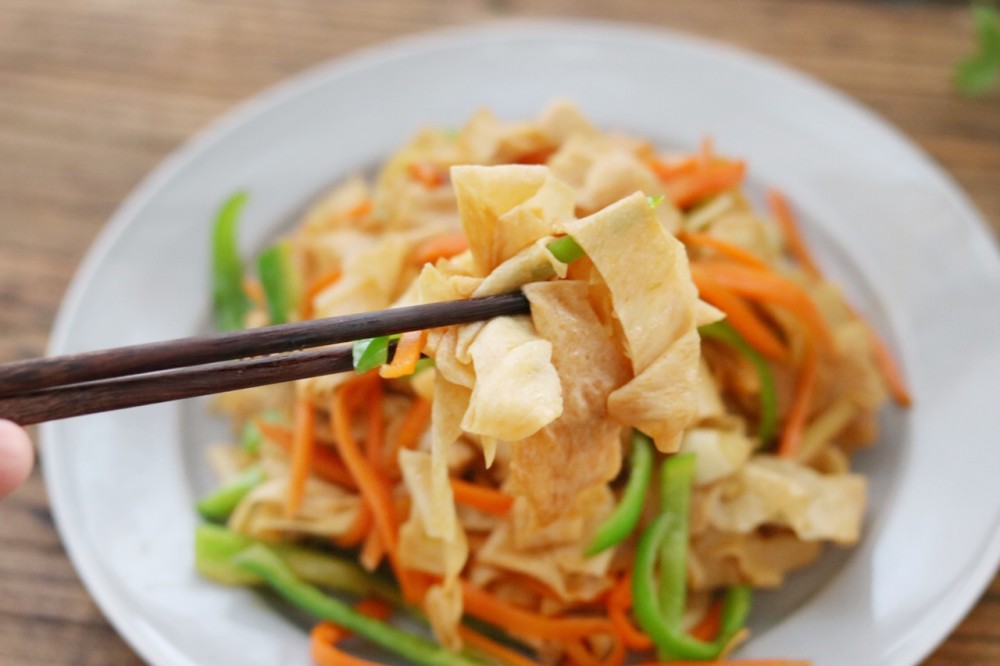 豆腐皮綿軟入味,特別的下飯好吃,但是自己在家炒的尖椒豆腐皮,豆腐皮