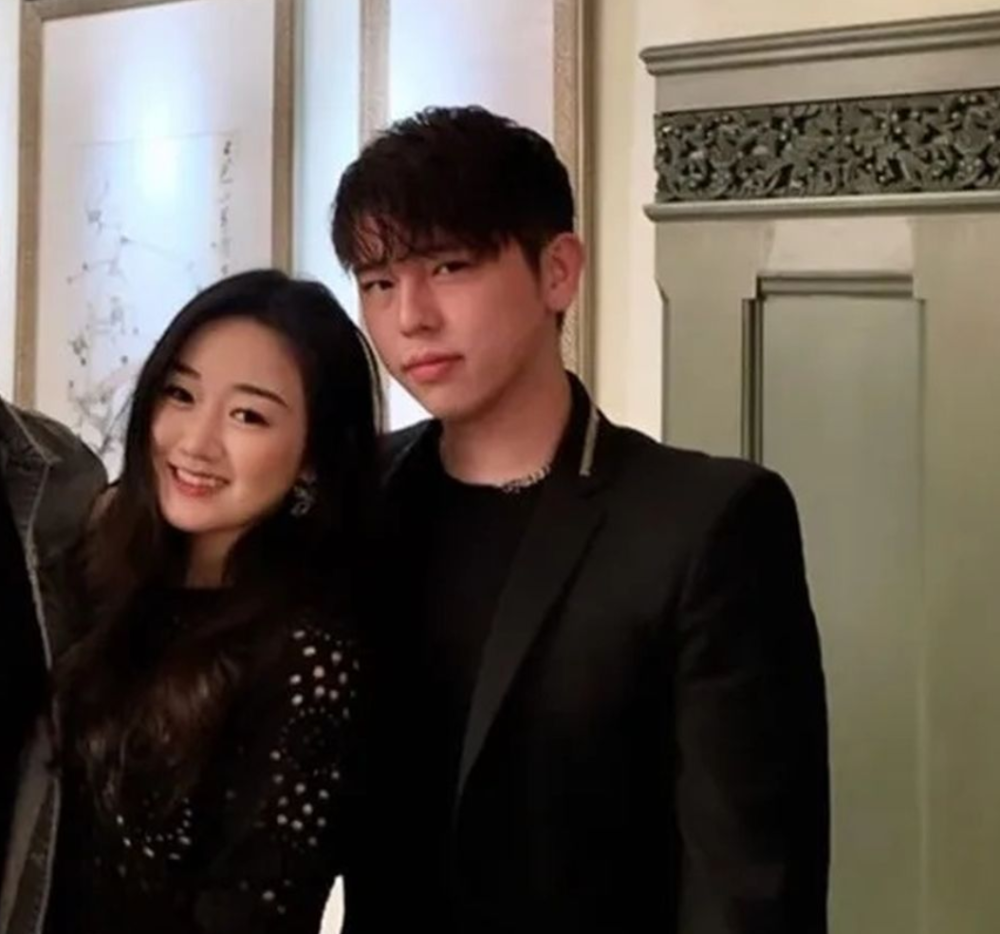 甚至还有疑似陈雨昂见袁九儿母亲的照片曝光.