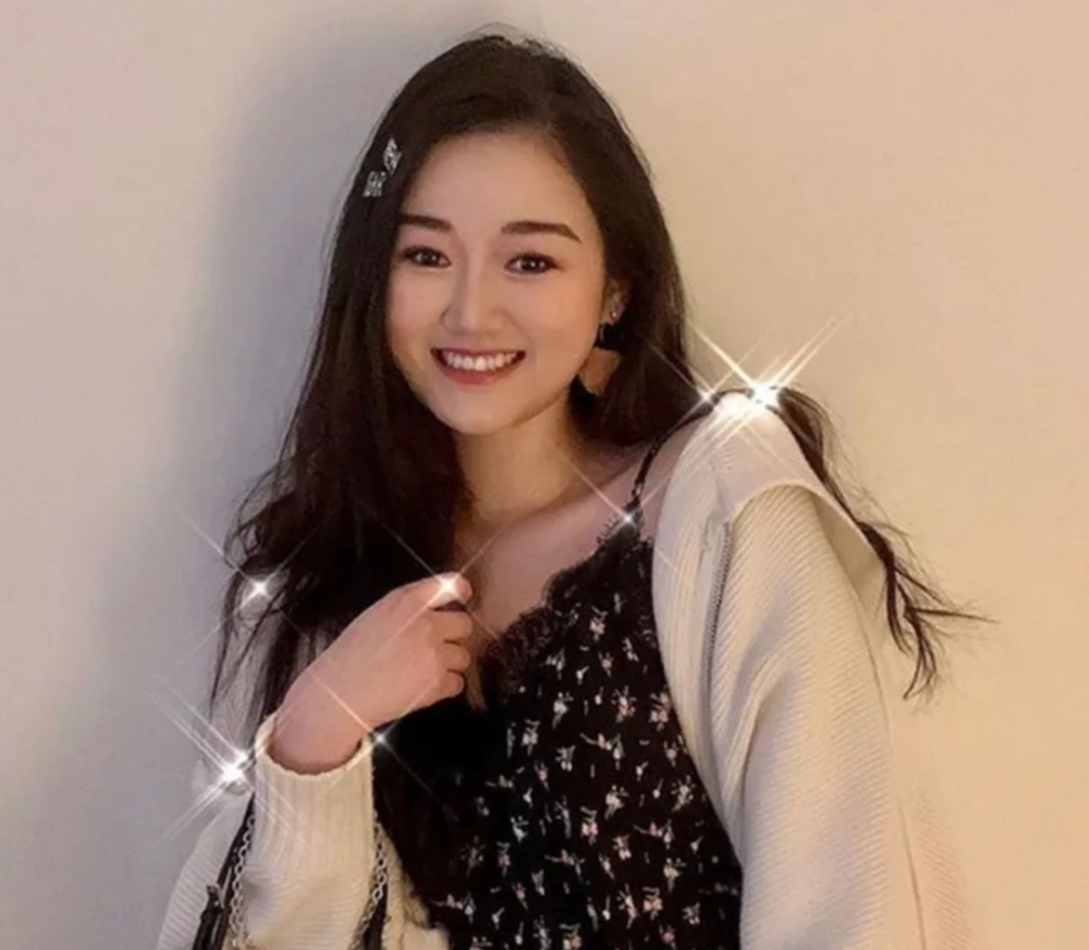 袁九儿的社交圈非常广泛,除了娱乐圈的明星,陈凯歌的大儿子陈雨昂,对