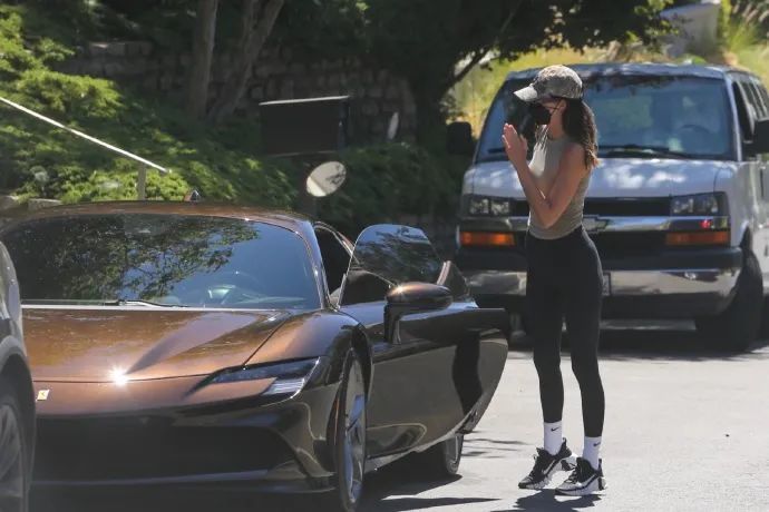 肯豆定制豪车首秀紧身裤配法拉利太帅啦