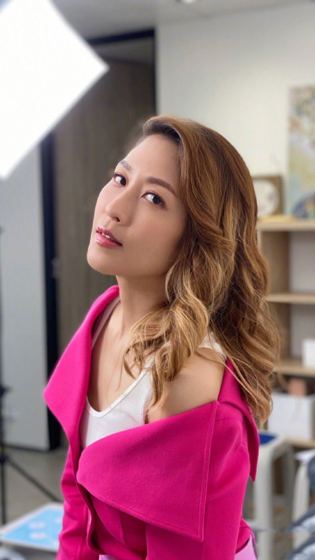 tvb花旦公开表示被人欺负,当众怒骂对方成仇人,曾与黄日华网上开火