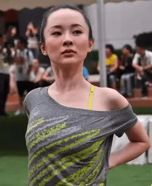 霍思燕早期"工作照"被翻出,台上台下反差太大,引发争议 - 比特币期货