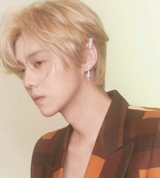 粉色的鹿晗出炉身穿粉色西装拍梦幻大片仙气十足