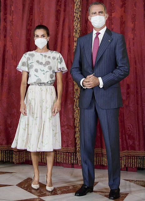 西班牙王后第三次穿婆婆旧裙40年前的手工制品清新又优雅